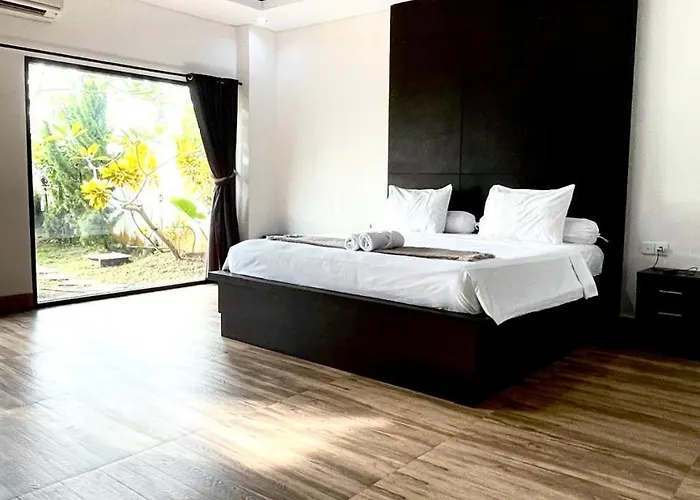 2 Bed Spacious Family House With Garden View