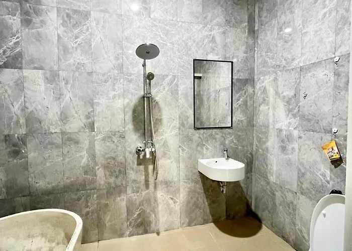 2 Bed Spacious Family House With Garden View
